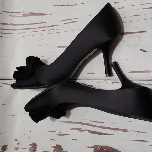 Stuart Weitzman black satin open open toe with ruffle bow high heels size 8.5 - Picture 7 of 8